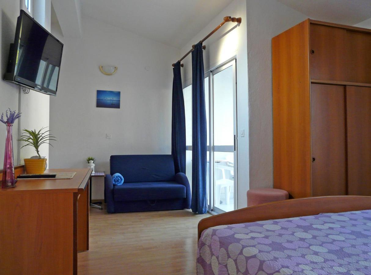 Apartments By The Sea Drvenik Donja Vala, Makarska - 6756 Exterior photo